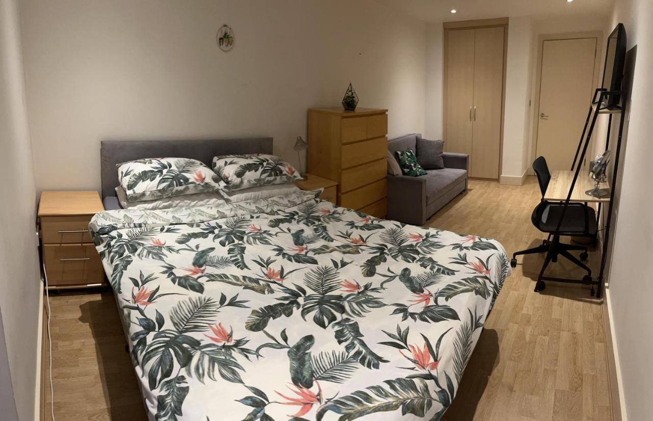 Large Room And Private Bathroom London Eksteriør billede