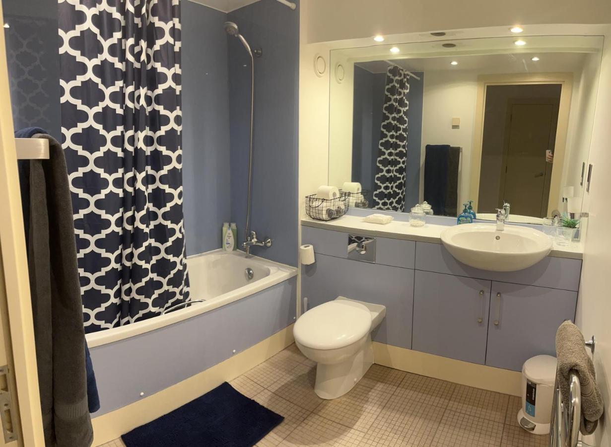 Large Room And Private Bathroom London Eksteriør billede