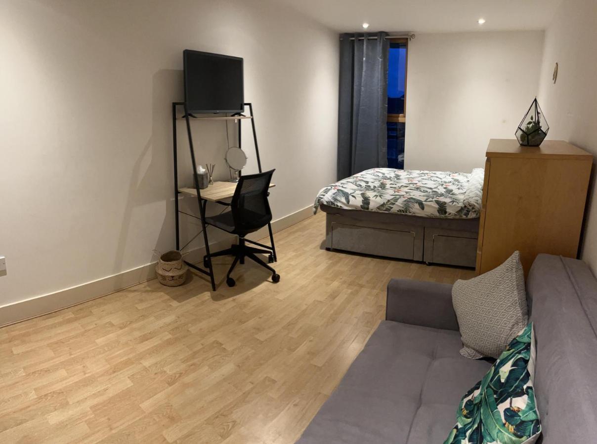 Large Room And Private Bathroom London Eksteriør billede
